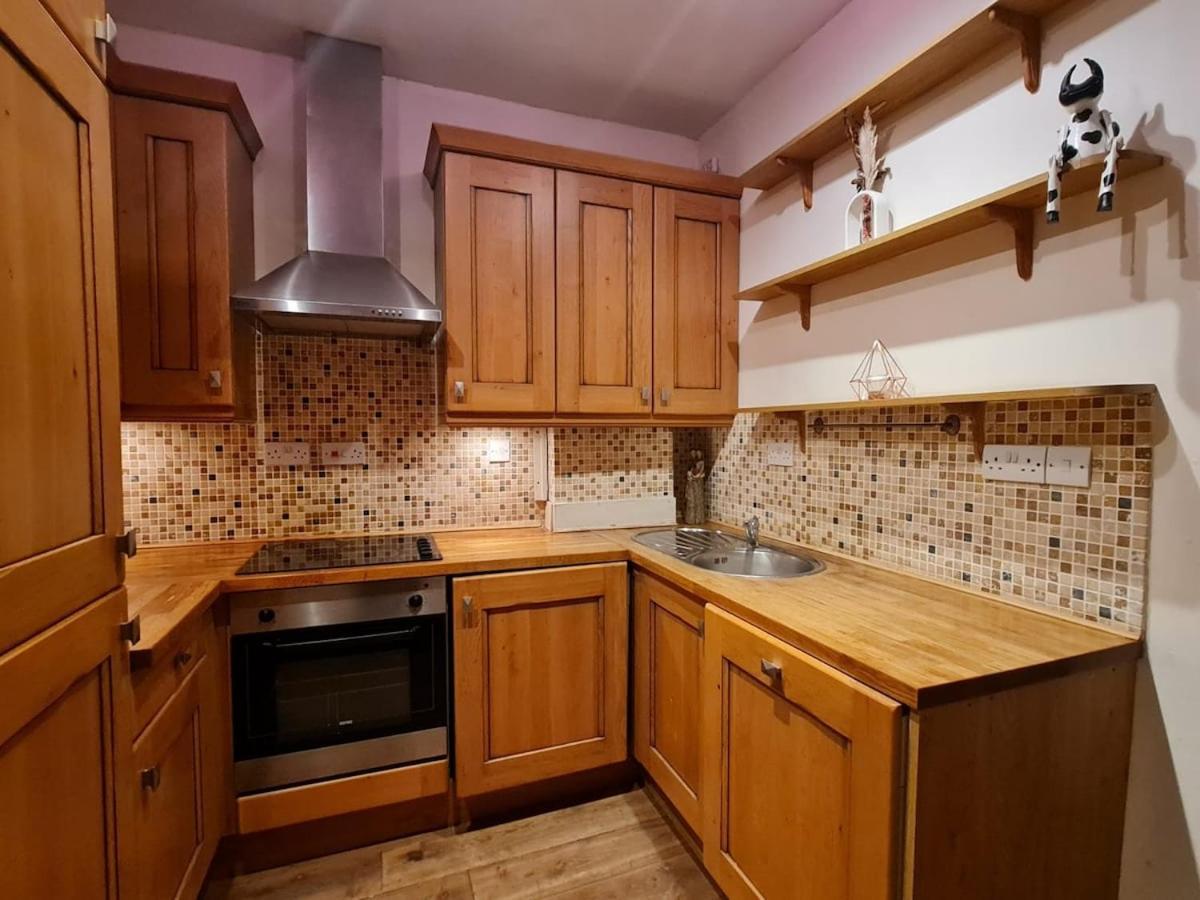 2 Bed Traditional - Trafalgar Square London