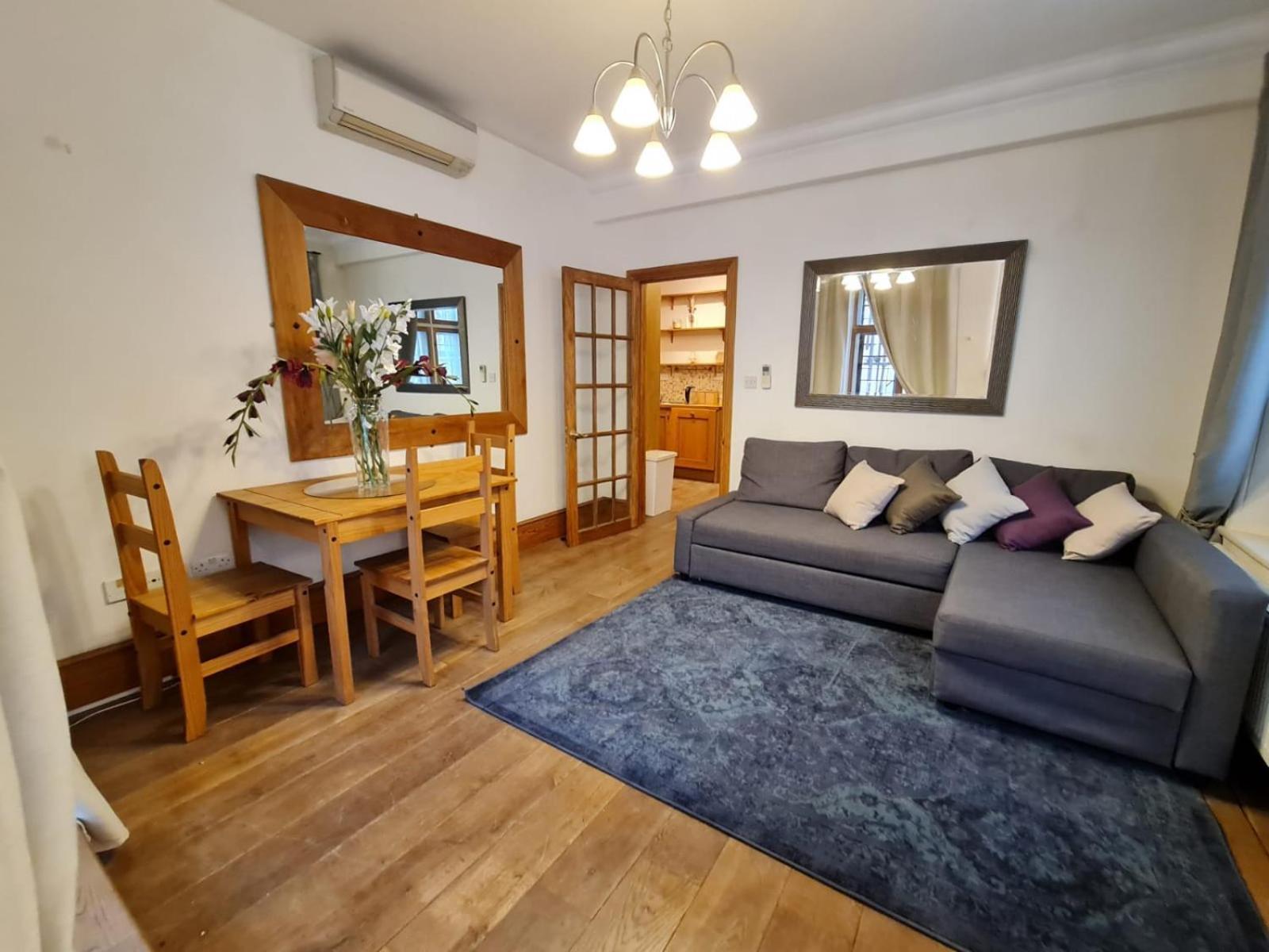 2 Bed Traditional - Trafalgar Square London