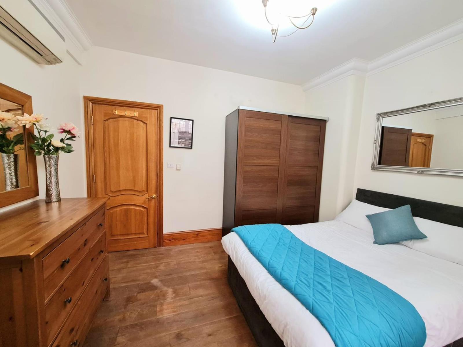 2 Bed Traditional - Trafalgar Square London